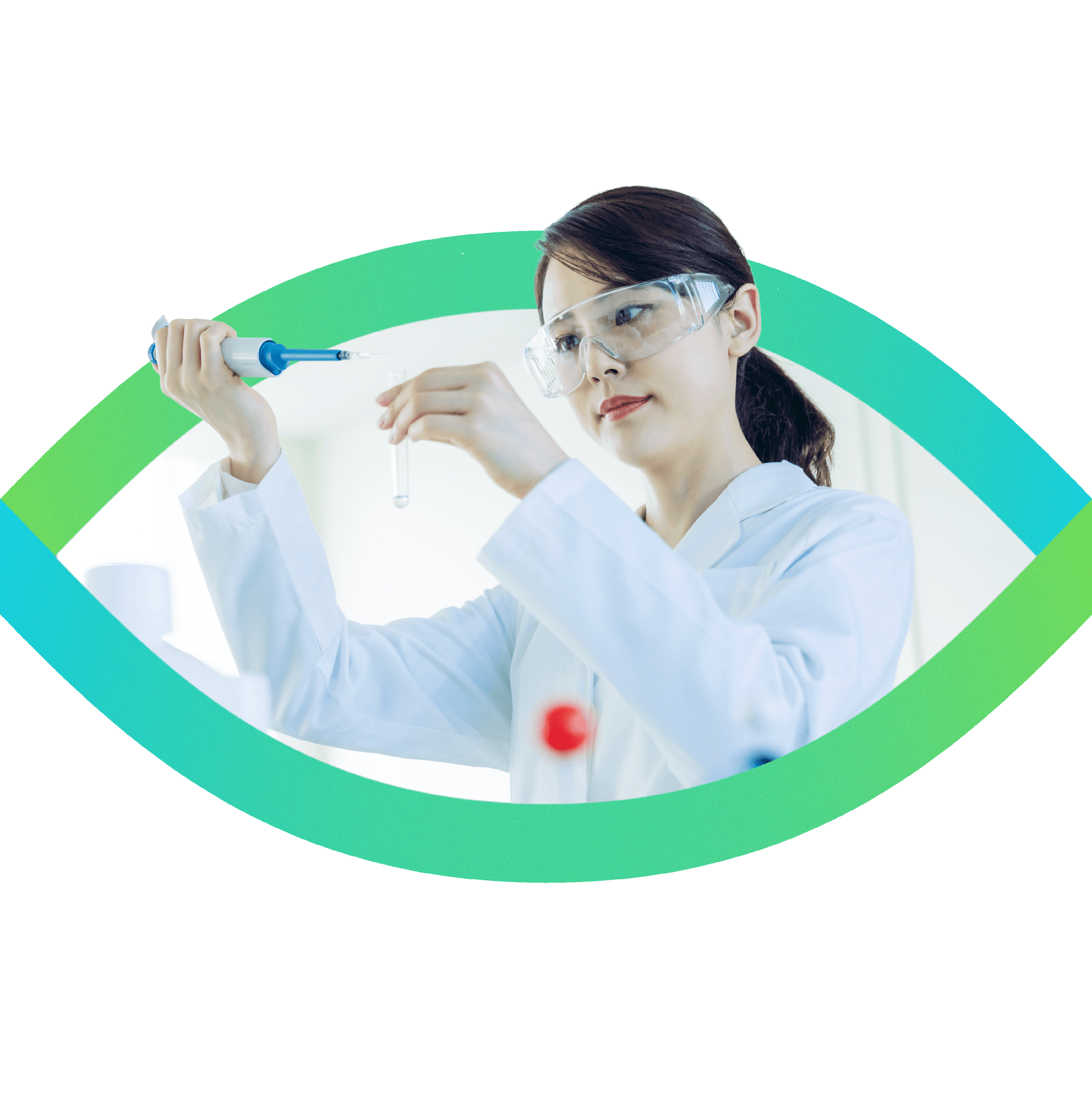 女性研究者が保護メガネを着用し、ピペットを用いて試験管に試料を滴下する実験風景