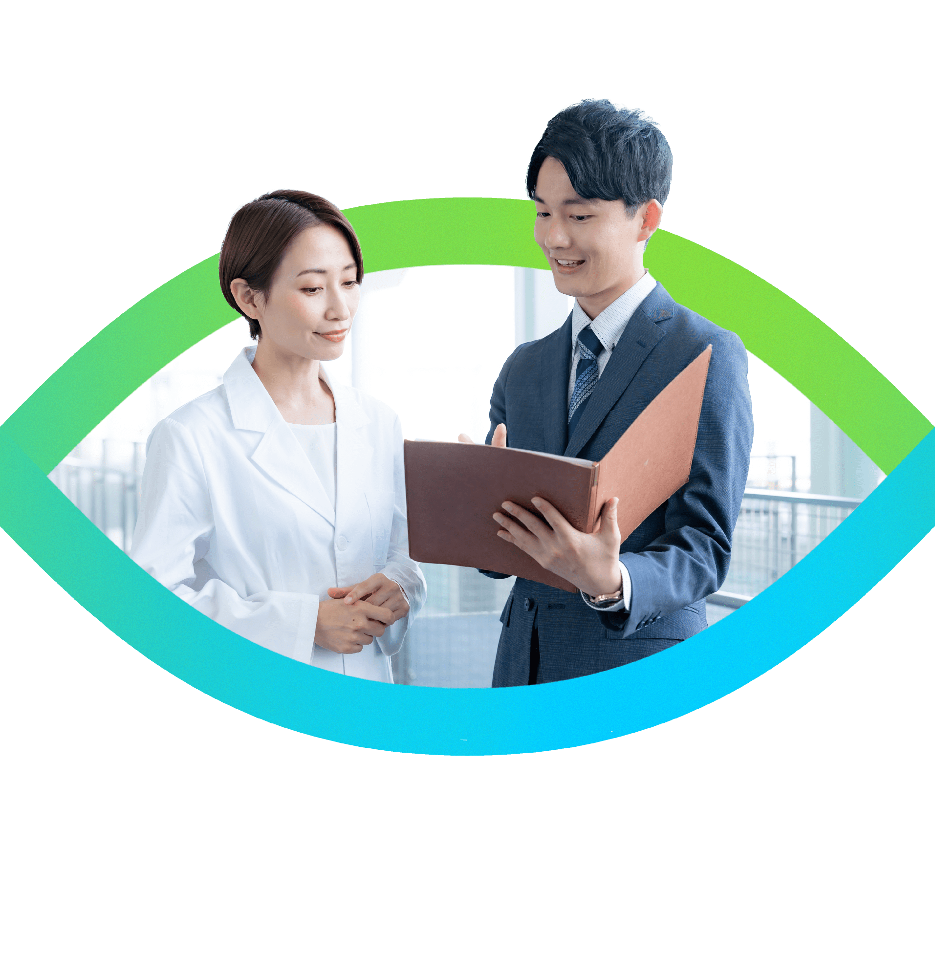 スーツ姿の男性と白衣の女性が資料を見ながら相談する様子。